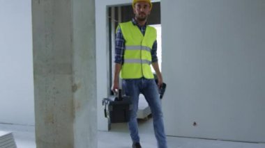 Yapım aşamasında bina ve araç taşıyan içinde yürüyüş inşaat işçisi