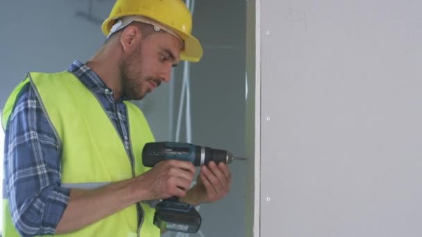 Retrato del trabajador de la construcción en casco duro . — Vídeos de Stock