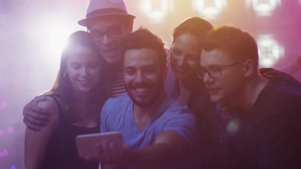 Group of Happy Smiling Friends κάνει Selfies με το κινητό τηλέφωνο στο κόμμα. — Αρχείο Βίντεο