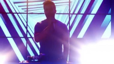 Latin elbise şarkıcı Nightclub.Bright animasyon arka plan üzerinde şarkı söylüyor.