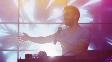 Latin elbise şarkıcı gece kulübünde şarkı söylüyor. Arka plan üzerinde parlak animasyon. 