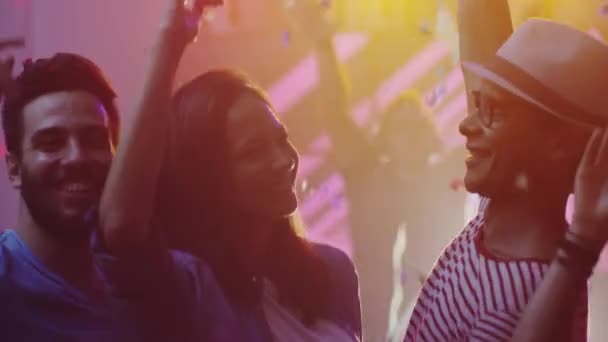 Lidé tančí, baví a zvyšování rukou v nočním klubu. — Stock video