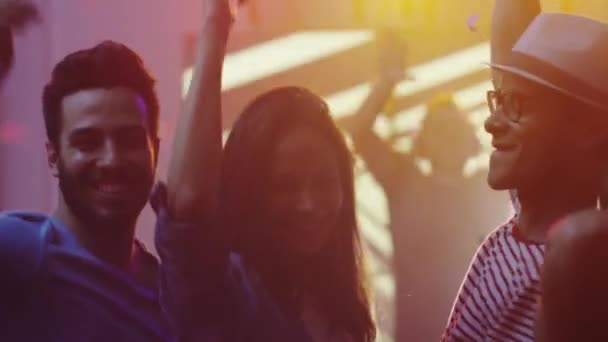 Persone che ballano, si divertono e alzano le mani in discoteca . — Video Stock