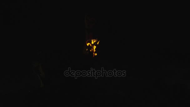 Artista masculino realizando espectáculo de fuego al aire libre a la hora de la noche . — Vídeos de Stock