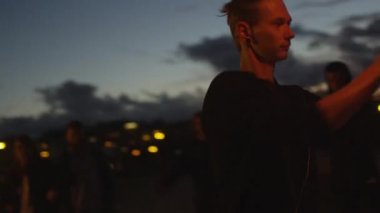 Akşam saat açık havada ateş gösterisi gerçekleştirme erkek sanatçı.