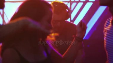 DJ müzik gece kulübünde, insanlar dans, eğleniyor ve eller yetiştirme.