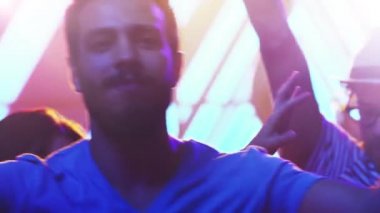 Beyaz delikanlı gece kulübünde dans.