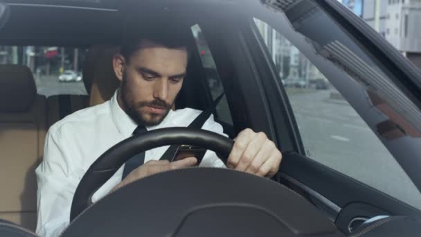 Biznesmen przy użyciu telefonu komórkowego w samochodzie — Wideo stockowe