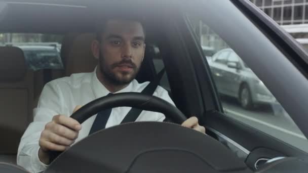 Empresário estressado dirigindo um carro — Vídeo de Stock