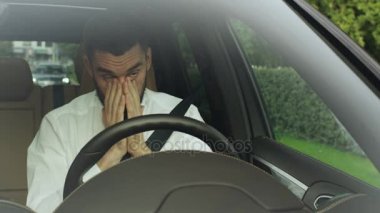 Uykulu, uyuşuk işadamı bir araba