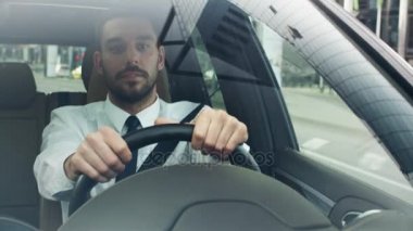 İş bölgesinde bir araba işadamı zaman kontrol.