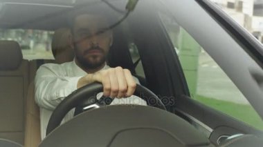 İş bölgesinde bir araba işadamı zaman kontrol.