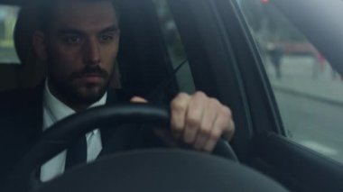 İş bölgesinde bir araba işadamı zaman kontrol.