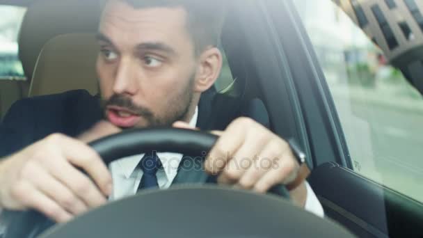 Geç çalışan işadamı bir araba sürüş vurguladı — Stok video