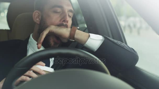 困倦、 昏昏欲睡的商人驾驶一辆车 — 图库视频影像