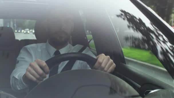 Бизнесмен за рулем автомобиля по утрам — стоковое видео