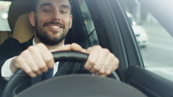 Glücklich lächelnder Geschäftsmann am Steuer eines Autos — Stockvideo