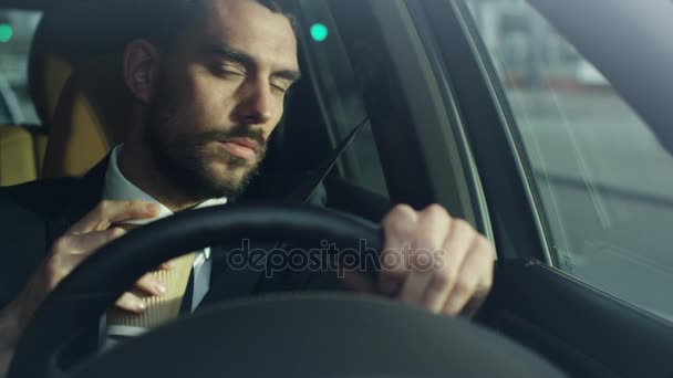 Biznesmen rano, podczas jazdy samochodem, picia kawy. — Wideo stockowe