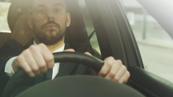 Homme d'affaires Conduire une voiture dans une journée ensoleillée lumineuse . — Video