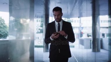 Sokakları iş bölgesi üzerinde yürüme ve cep telefonuyla işadamı
