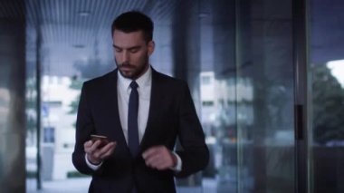 Sokakları iş bölgesi üzerinde yürüme ve cep telefonuyla işadamı