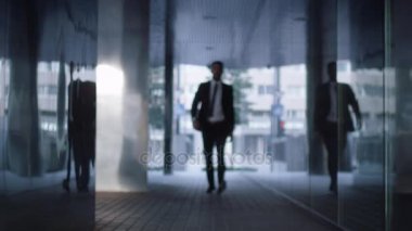 Kameraya doğru ticaret bölgesinin sokaklarda yürürken işadamı