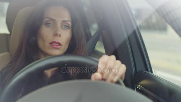 Atractiva mujer de negocios sonriente conduciendo un coche — Vídeo de stock