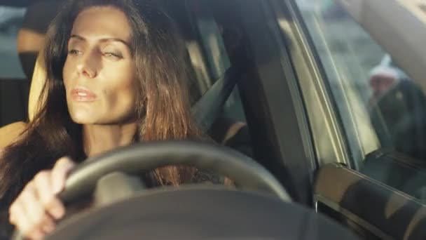 Attraente donna d'affari sorridente che guida un'auto in un giorno luminoso e soleggiato — Video Stock
