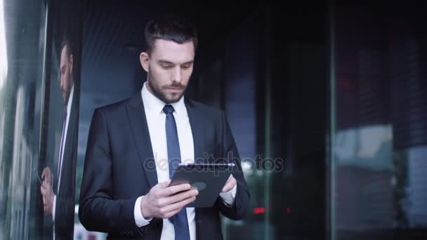 Tablet bilgisayar açık havada kullanarak iş adamı — Stok video