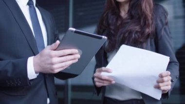İş adamı ve toplantı ve konuşma açık olan kadın. İşadamı Holding ve konuşurken Tablet kullanma.