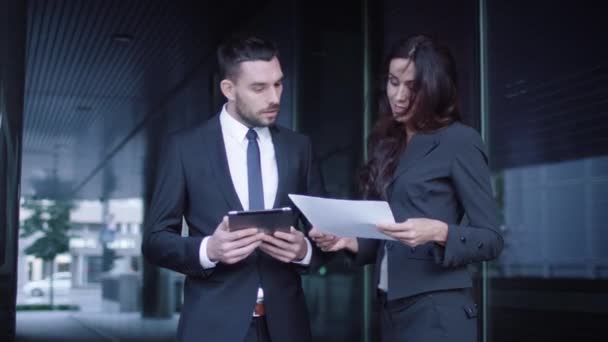 Homme d'affaires et femme ayant une réunion et une conversation en plein air. Homme d'affaires tenant et utilisant la tablette tout en parlant . — Video
