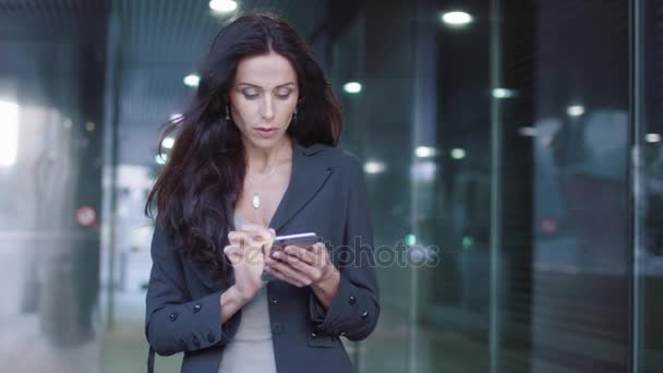 Atractiva mujer de negocios Tablet PC al aire libre — Vídeos de Stock