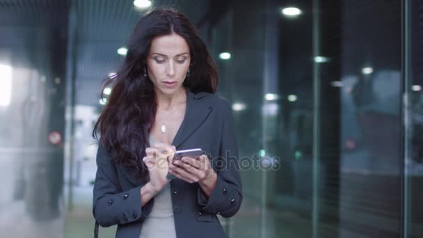 Çekici kadın Tablet bilgisayar açık havada — Stok video