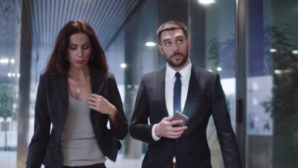 Üzleti férfi és a nő találkozó és szabadtéri beszélgetés. Üzletember és a telefon használata közben beszél. — Stock videók