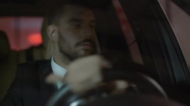 Akşam saatlerinde bir araba sürüş sırasında onun saatler zamanında kontrol işadamı
