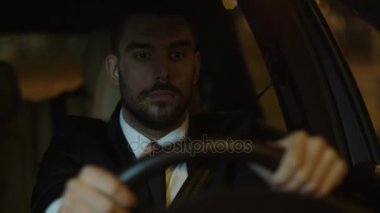 Bir araba gece City sokaklarında işadamı