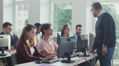 Grup karışık yarış öğrenci ders içinde bilgisayar sınıfı hakkında.