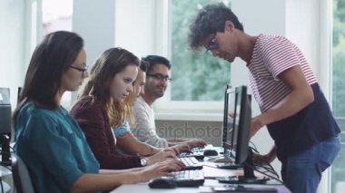 Grup karışık yarış öğrencilerin çalışma ekibi ve bilgisayar sınıfı izleyicisi'nde yanında Having tartışma olarak.