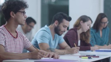 Grup karışık yarış öğrenci sınıfta ders sırasında