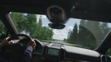Otoyolda araba araba. Araba kabin görünümünden. 
