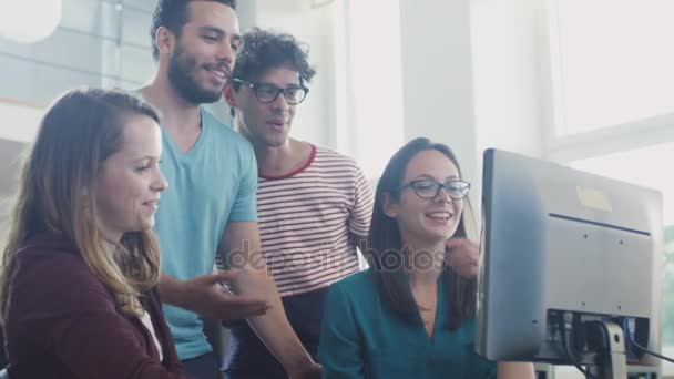 Skupina Smíšené rasy studenti pracovat jako tým a mají diskuse vedle monitoru v počítačové učebně. — Stock video