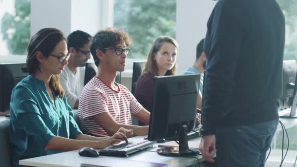 Grupa studentów mieszanej rasy na wykład w komputerze Klasa. — Wideo stockowe