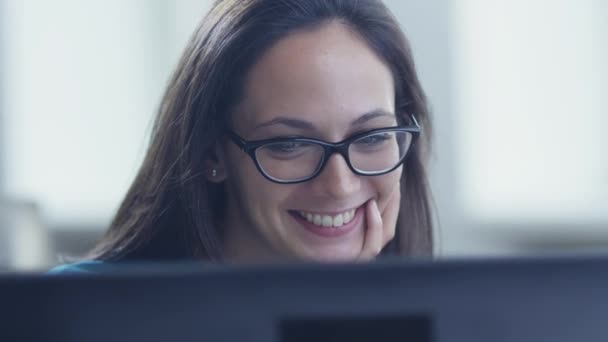 Retrato de mujer joven mirando la pantalla del ordenador . — Vídeo de stock