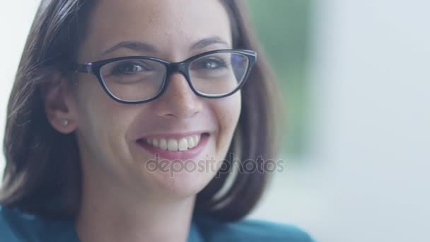 Portret van een lachende jonge vrouw — Stockvideo