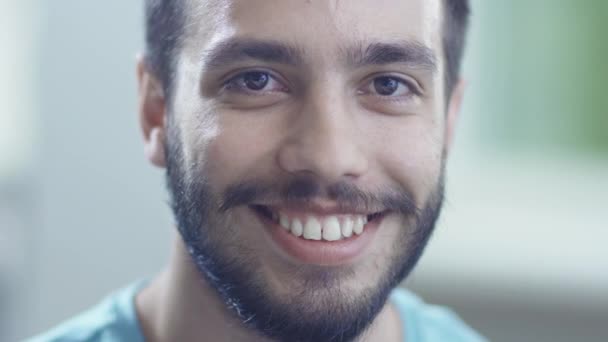 Портрет іспаномовного усміхненого чоловіка — стокове відео
