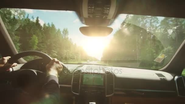 Bil som kör på motorvägen vid solnedgången. På väg mot solen. — Stockvideo