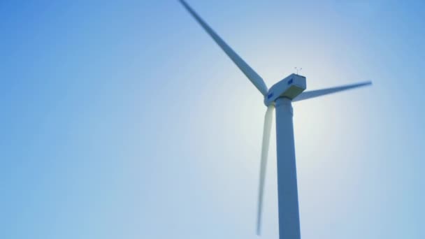 Záběr pracovní větrné turbíny. Clear Sky na pozadí — Stock video