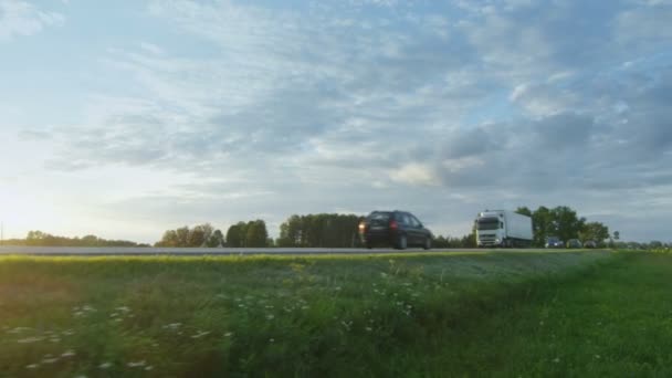 Conducción de camiones en carretera . — Vídeos de Stock