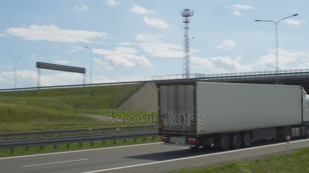 Lastbil köra på motorväg — Stockvideo