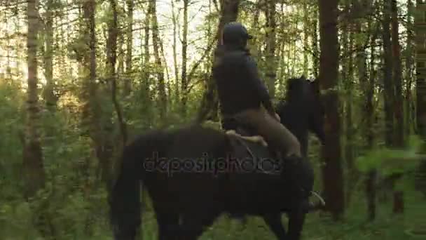Νεαρό κορίτσι ιππασία στο δάσος. — Αρχείο Βίντεο